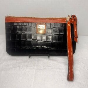 EUC Dooney & Bourke Oakdale Black Calfskin Clutch Wristlet